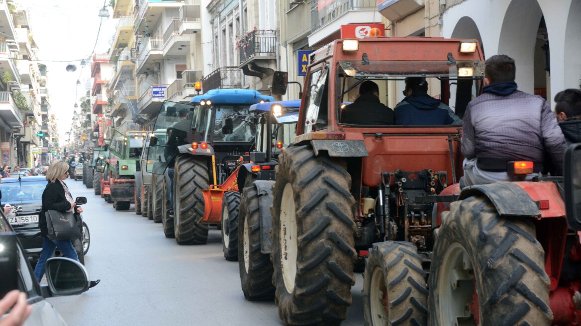 Βίντεο: Οι αγρότες έκαναν «παρέλαση» με τα τρακτέρ τους στην Πάτρα